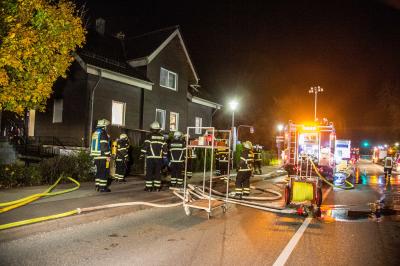 Neckartailfingen: Brand im Untergeschoss eines Mehrfamilienhauses loest Grosseinsatz aus